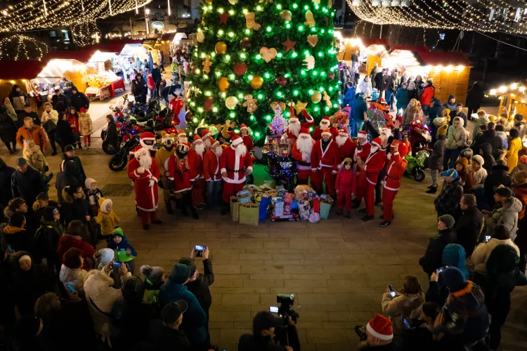 VIDEO/FOTO - Moş Crăciun a schimbat sania cu motocicleta. Motocicliștii au adunat cadouri şi le-au împărţit copiilor nevoiaşi