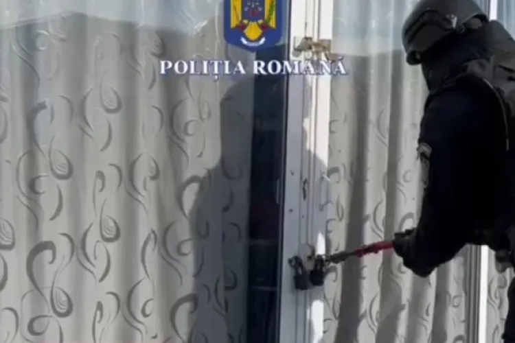 VIDEO - Descoperire halucinantă: Autoritățile au găsit produse contrafăcute ascunse în pereții falși ai unui centru comercial 