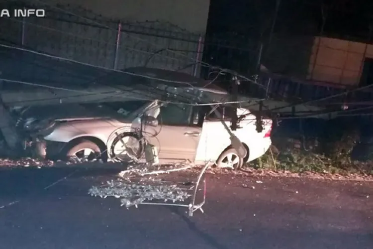Un șofer a rupt un stâlp la Jucu. A scăpat teafăr