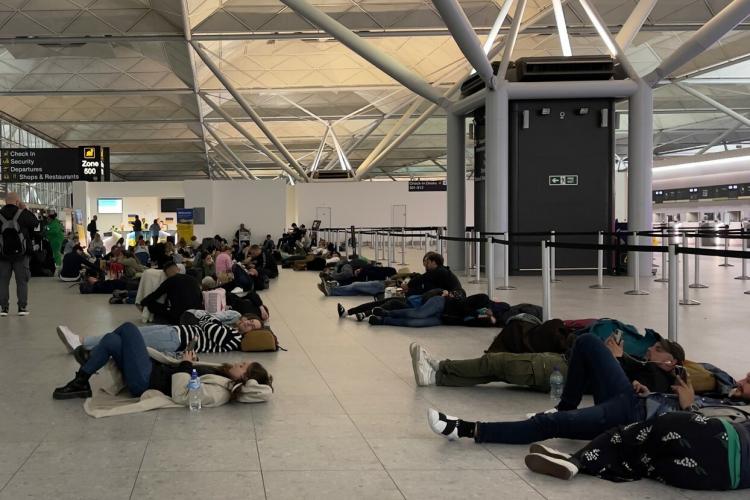 Sute de români, blocaţi pe aeroporturile din Marea Britanie din cauza ninsorii. Au dormit pe jos, în fața birourilor de check-in 