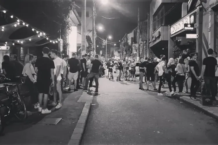 Nou scandal pe Piezișă! Șase bărbați s-au luat la bătaie în fața unui local. Trei dintre ei, reținuți și puși sub control judiciar