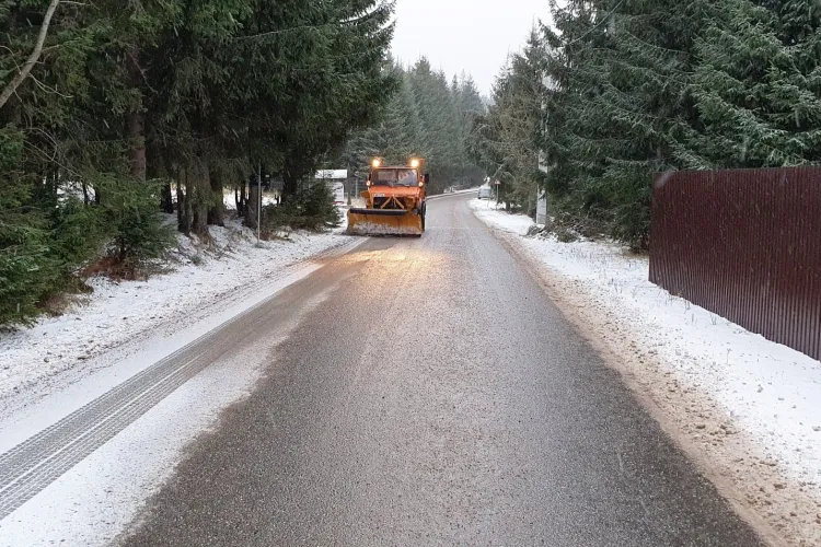 FOTO - Mai multe drumuri județene din Cluj au fost dezăpezite, dar continuă să fie afectate de polei