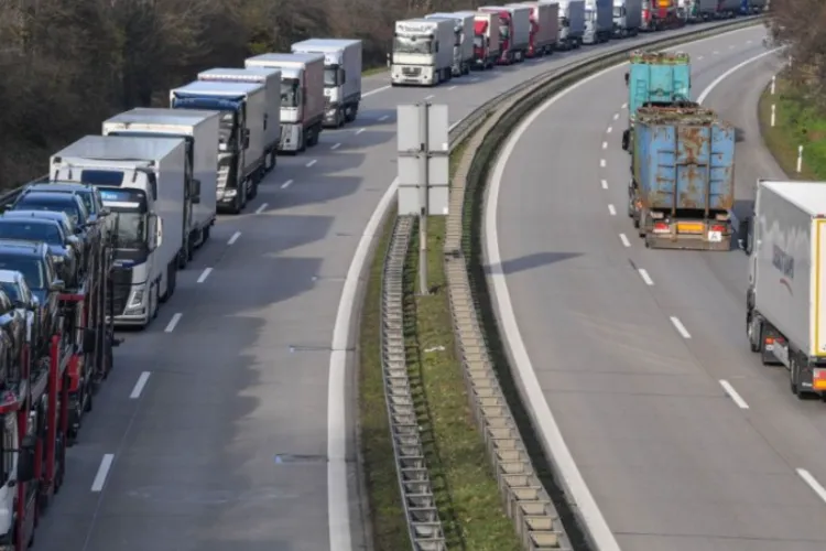 Coadă de 25 de kilometri la Vama Siret: Șoferii de TIR așteaptă zile-n șir pentru a intra în Ucraina