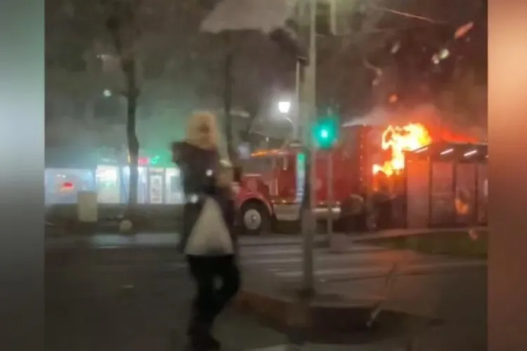 VIDEO - Camionul lui Moş Crăciun care a luat foc în România, cel mai vizionat video pe BBC NEWS