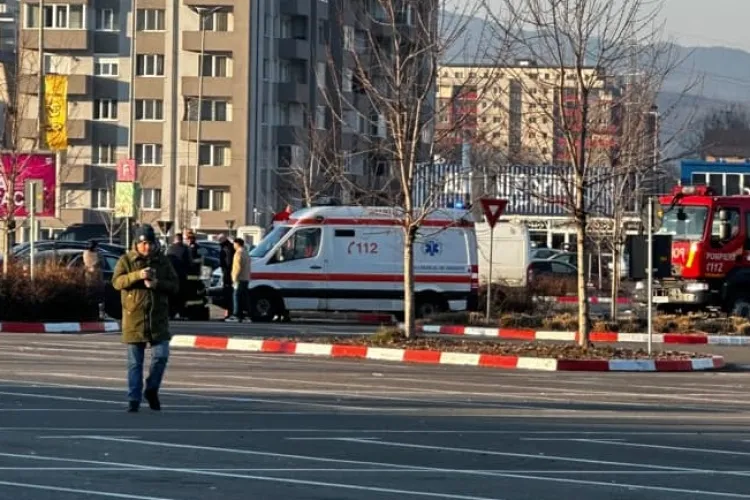 Accident în parcarea VIVO Cluj, deși mall -ul nici nu era deschis, iar traficul aproape zero - FOTO