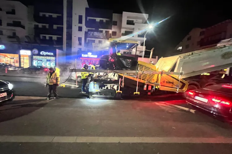 S-a turnat asfaltul final pe strada Eroilor, din Florești. Muncitorii au lucrat și azi-noapte - FOTO