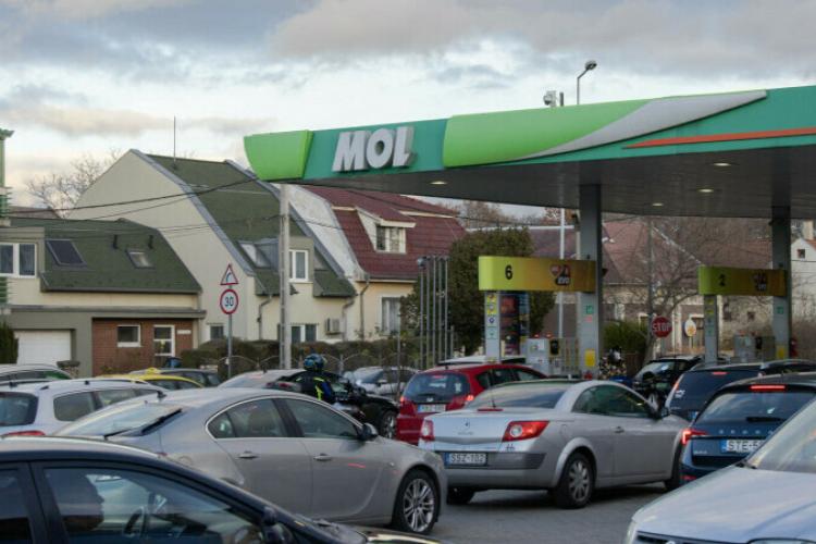 Ungaria a renunțat la plafonarea prețului la carburanți, impusă în urmă cu un an. S-au format cozi uriașe la benzinăriile din țară 