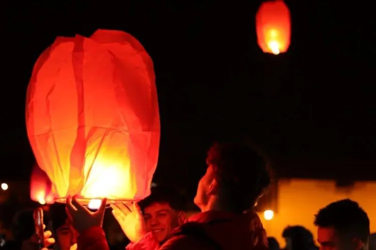 FOTO - Mai mult de 100 de lampioane au fost lansate de elevii unui liceu, în memoria victimelor accidentelor rutiere