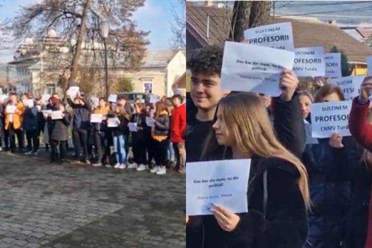 VIDEO - Protest la Colegiul Național „Mihai Viteazul” Turda. Se cere demisia directoarei Codruța Andreica