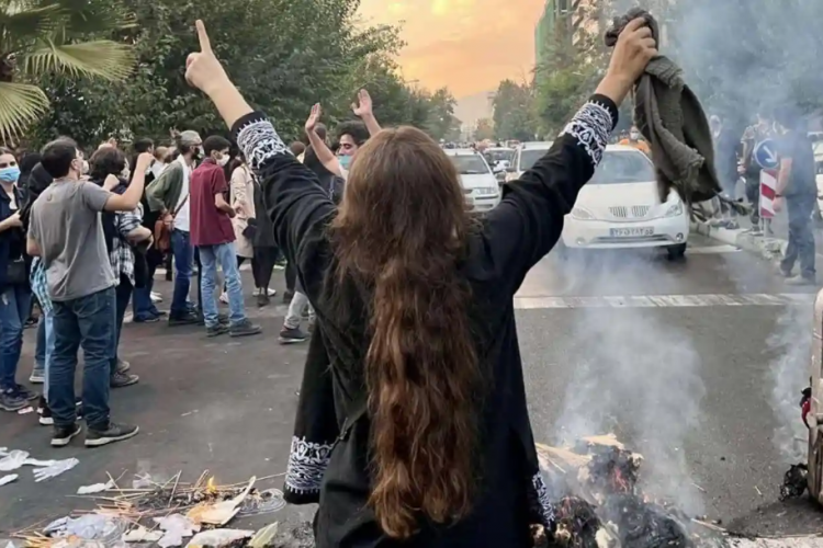 FOTO - Imagini șocante! Femeile care protestează în Iran sunt împușcate în față, sâni și în organele genitale