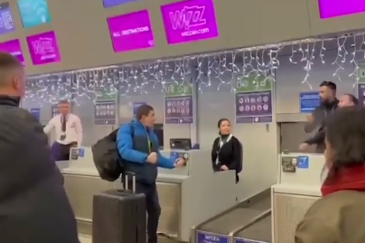FOTO - Un român care avea zbor spre Cluj-Napoca și-a rupt pașaportul pe aeroportul Luton, supărat că i s-a anulat zborul
