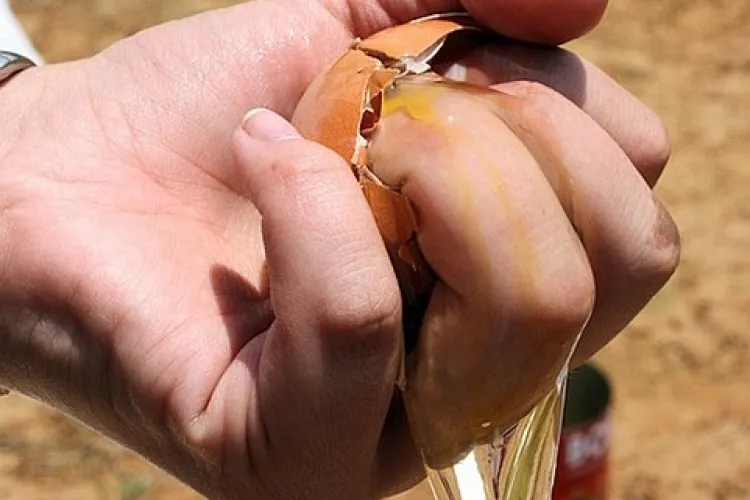 Doi tinerei din Gherla care aruncau cu ouă în trecători au fost prinși de polițiști: „Unora li se pare foarte distractiv să arunce cu ouă la ferestre”