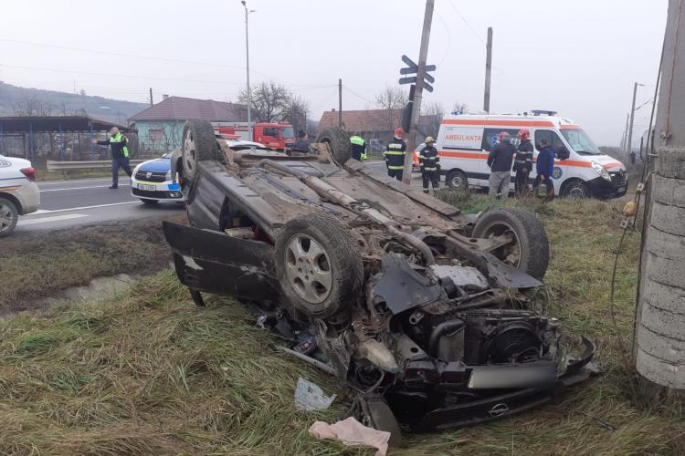 Mașină răsturnată după ce a fost lovită de tren la Livada, în județul Cluj - FOTO