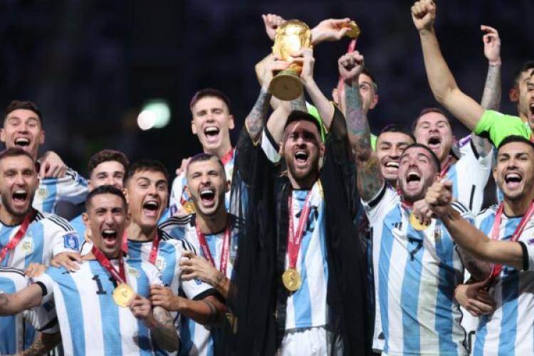 VIDEO. Leo Messi a primit trofeul Campionatului Mondial îmbrăcat într-o haină tradițională din Qatar. „Pelerina” a stârnit controverse