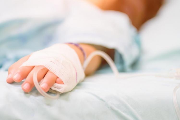 Anais, o fetiță de 8 luni, a murit după ce medicii unui spital din Transilvania au trimis-o acasă cu tratament pentru roșu în gât