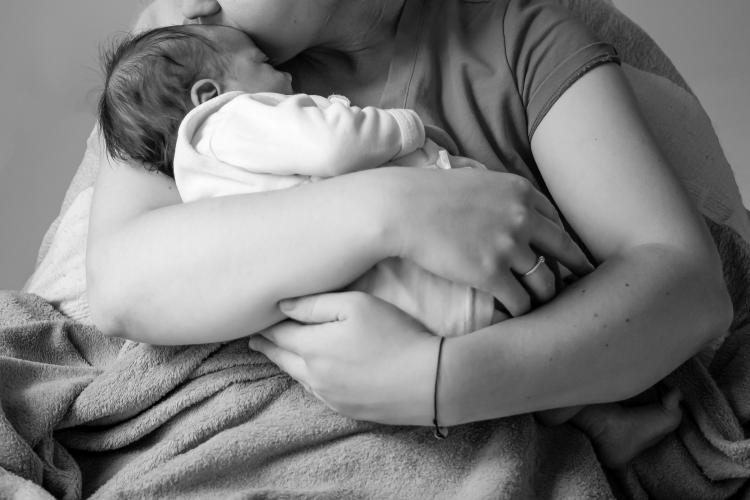Proiect de lege: Mamele vor putea avea acces gratuit la consiliere psihologică după naștere