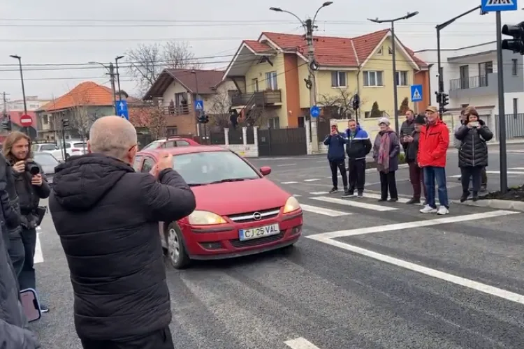 Boc a inaugurat Podul Porțelanului, cu aplaudacii de față: ”Testul podului îi cu camioanele pă el!” - VIDEO