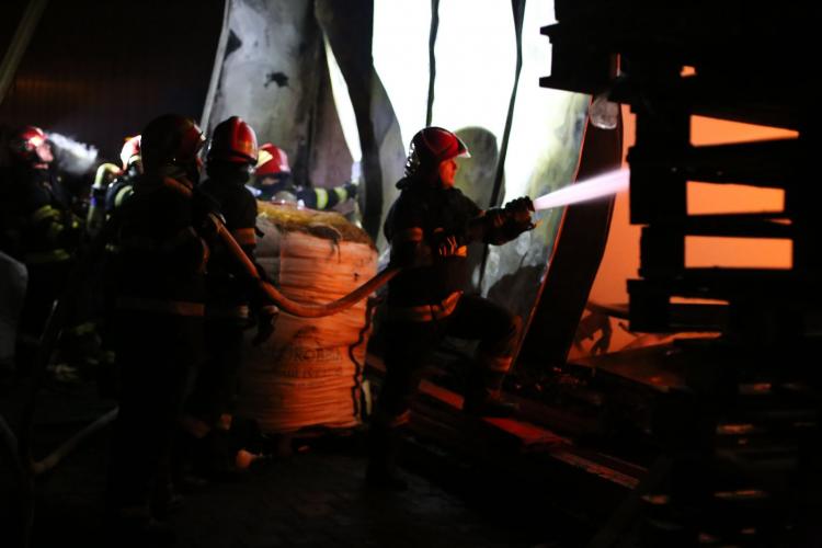  VIDEO - Jumătate din hala Lecom, din Tetarom 1, a fost distrusă de incendiul devastator! O persoană a fost rănită