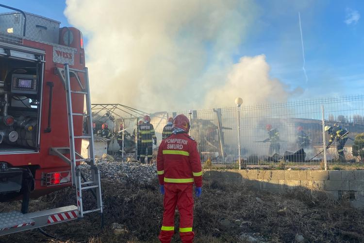 FOTO - O casă din comuna Ciurila, cuprinsă de flăcări. O femeie de 70 de ani a avut nevoie de îngrijiri medicale