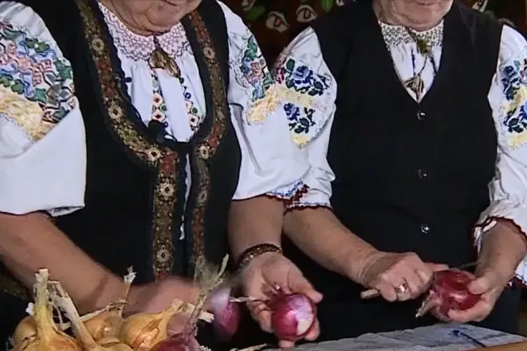 Obicei vechi de sute de ani, păstrat într-un sat din Mureş. Vezi cum află localnicii vremea cu ajutorul unei cepe