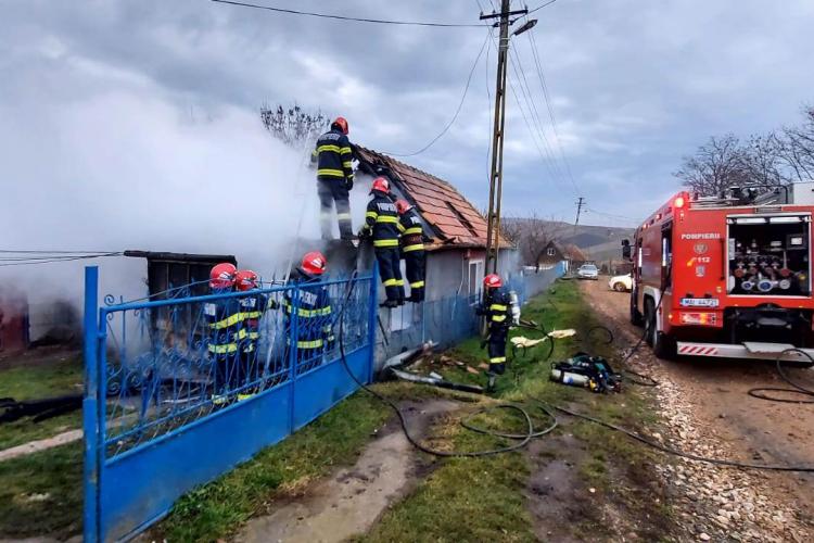 FOTO. Momente de coșmar pentru un clujean! Casă cuprinsă de flăcări din cauza unei defecțiuni la instalația electrică