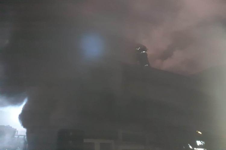 FOTO. Dimineață de foc în Gherla! Pompierii luptă cu un incendiu care a cuprins în totalitate un depozit