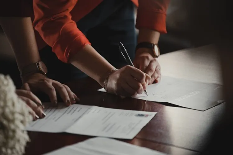 Muncești 2 ore, plătești taxe ca pentru 8 ore. Legea contractelor part-time a fost promulgată, în plină criză economică!