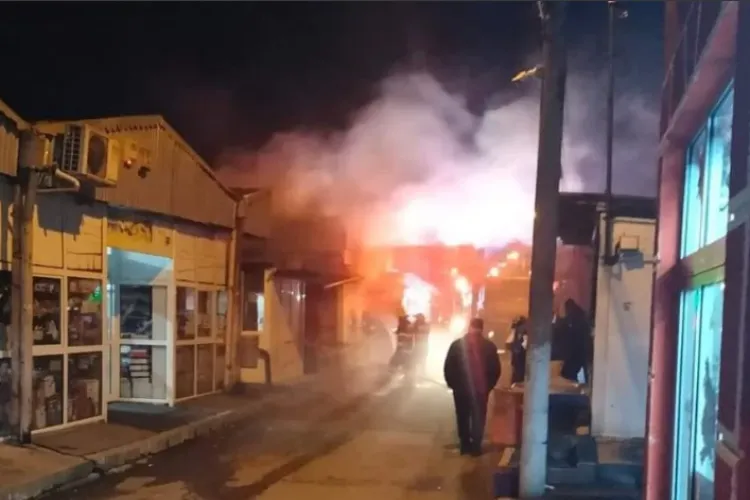 FOTO - Mai multe gherete de fast-food, din Piața Centrală Turda, mistuite de foc în a treia zi de Crăciun 