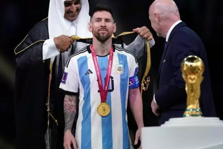 „Un moment tragic” sau „O adevărată onoare”? Reacții la Cupa Mondială, după ce Messi a fost îmbrăcat într-o mantie tradițională arabă 