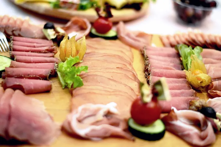 O tânără a păcălit gospodinele din Cluj că le face platouri de Sărbători. A luat banii și nu a mai răspuns la telefon 