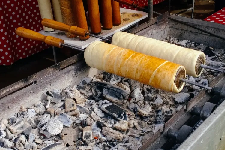 Preț uriaș al cozonacului secuiesc la Târgul de Crăciun din Cluj: ”Domnule Boc, facem credit?