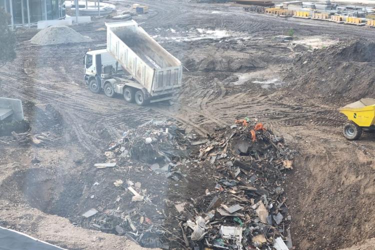 Ce explicații absurde livrează firma acuzată că a îngropat deșeuri în Parcul Feroviarilor: „Majoritatea angajaților sunt străini”