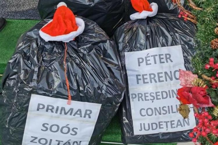 Saci de gunoi, cadou de Crăciun pentru primarul din Târgu Mureş. Un consilier local i-a pus în fața Primăriei