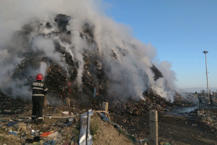 Incendiu la groapa de gunoi din Pata Rât. Pompierii au stins flăcările care amenințau o locuință 
