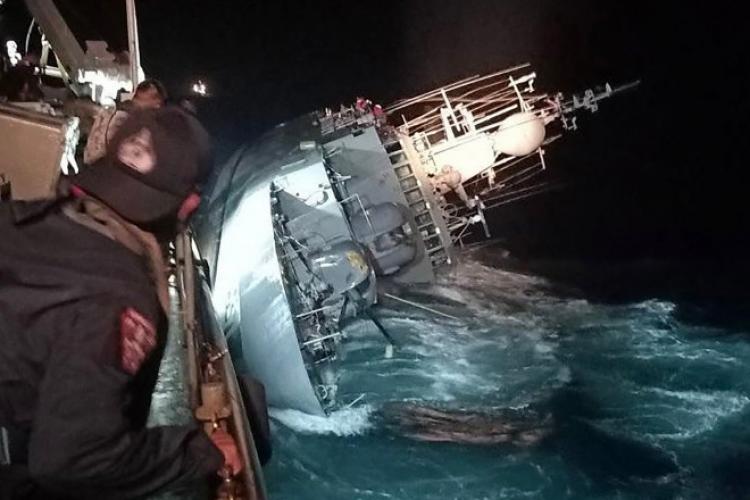 VIDEO - Imagini dramatice după ce o furtună puternică a răsturnat un vas. 31 de oameni au dispărut în apele agitate