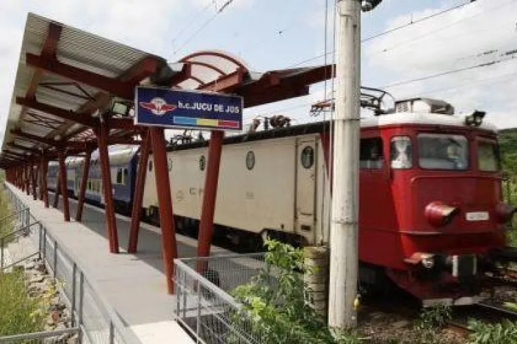E posibil așa ceva la investiții de 1 miliard de euro? Trenurile nu mai opresc în halta de la Tetarom 3, pentru că nu are cine curăța macazul