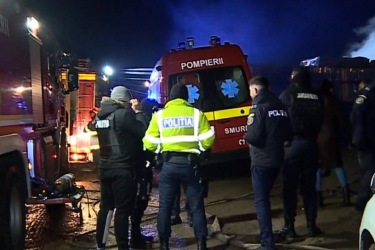 Incendiu colosal la un ansamblu de locuințe din Sighișoara. Un bărbat și-a pierdut viața, iar 11 familii au rămas pe drumuri
