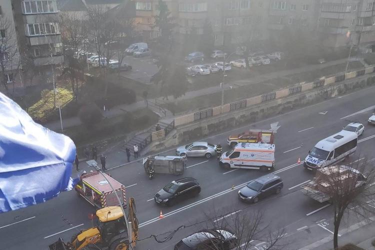 FOTO. Accident pe strada Aurel Vlaicu, Cluj! O mașină s-a răsturnat când evita un pieton - VIDEO