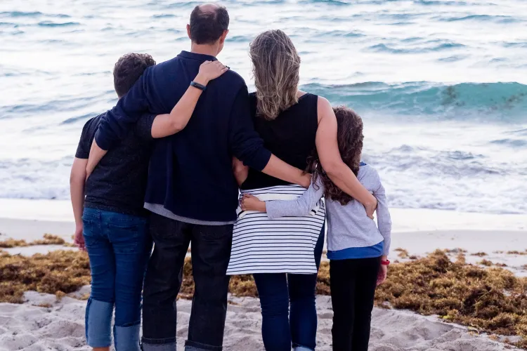 Proiect adoptat de senat: Românii care vor să adopte copii ar putea beneficia de un concediu de 2 ani