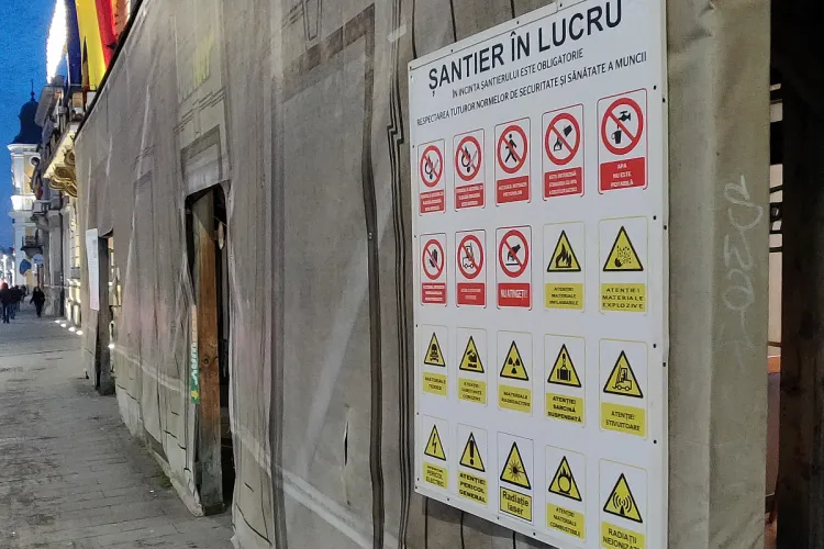 Panou ca în bancurile cu Bulă montat pe o clădire, care este reabilitată în Cluj-Napoca: Citiți cu atenție! - FOTO