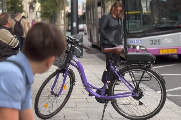 Cluj: Elevi premiați pentru că au creat o aplicație prin care se pot închiria instant biciclete din orice parte a orașului - VIDEO