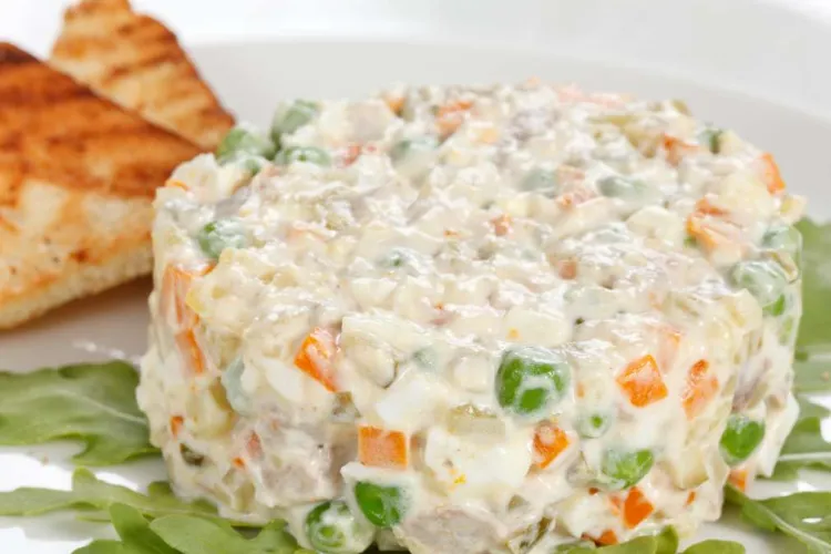 Se pune sau nu mazăre în salata boeuf? Dezbaterea i-a aprins pe români: „De-aia ne pedepseşte Dumnezeu! Că nu punem mazăre în salata boeuf”