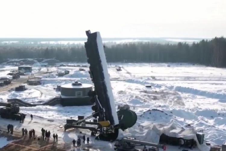 VIDEO - Rușii au publicat imagini cu momentul în care au încărcat o rachetă nucleară Yars într-un lansator 
