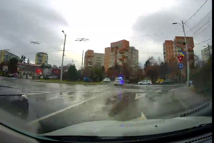 Șofer clujean cu tupeu a tăiat calea mașinii de poliție, în Gheorgheni. Ce a urmat este previzibil - VIDEO 