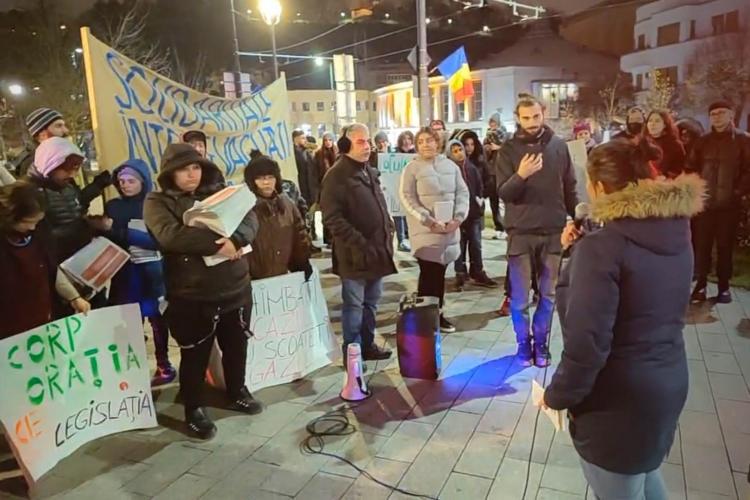 VIDEO. Protest firav la Cluj-Napoca împotriva scumpirilor și a evacuărilor: „Locuințe pentru toți, nu doar pentru mafioți”