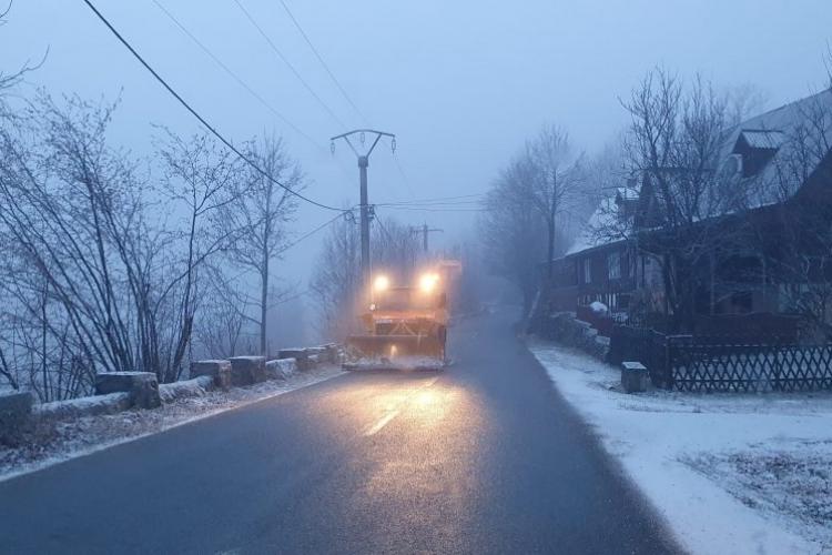 Atenție, șoferi! Drumarii au intervenit cu material antiderapant pe mai multe drumuri din județul Cluj, unde s-a format polei