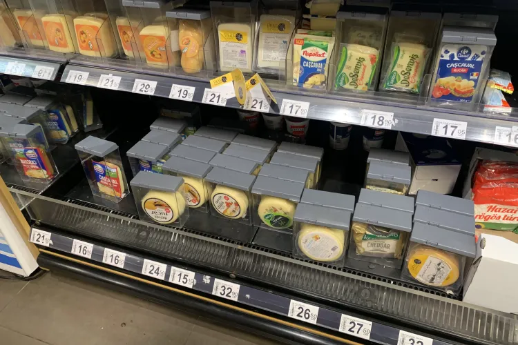 Brânza și untul, expuse la Cluj-Napoca în ”capsule antifurt”, de teama hoților - FOTO