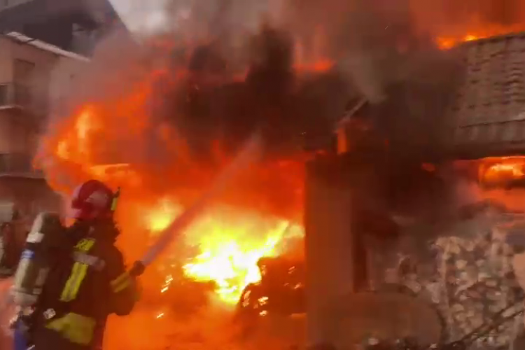 Incendiu puternic la o casă Huedin! Pompierii au intervenit eroic - VIDEO