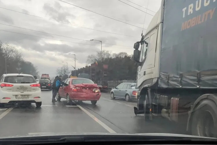 Sensul giratoriu din Floresti, magnet pentru accidente: Numai cu un zid din beton se mai educa șoferii - FOTO