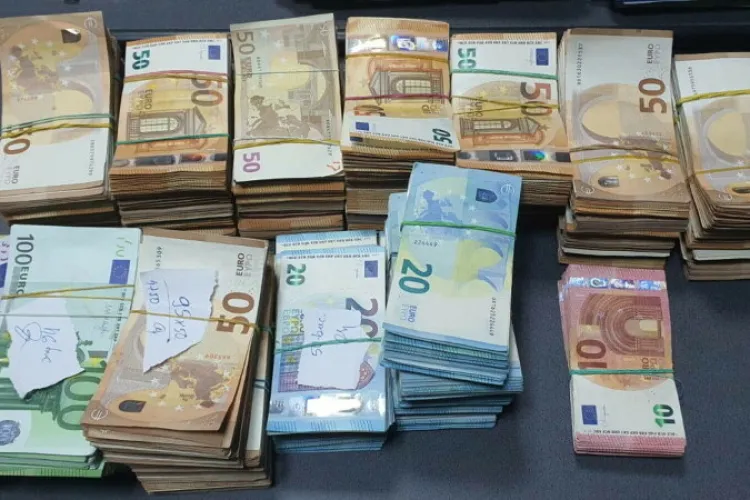 Ucrainean depistat la granița României cu 300.000 euro într-o geantă - FOTO